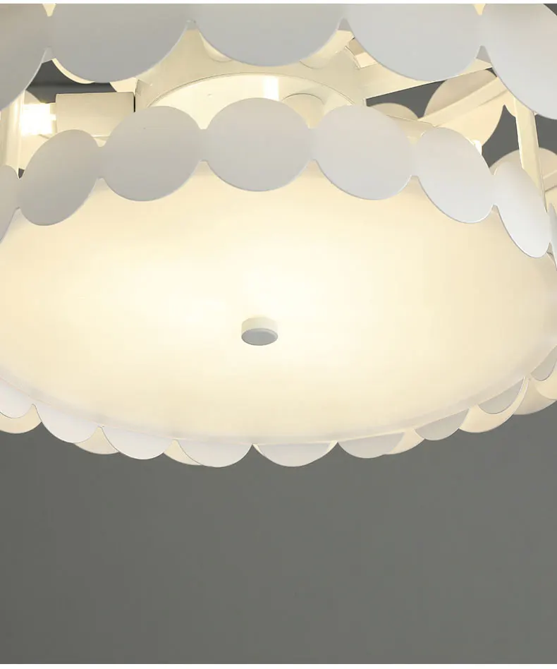 彩色圆片吊灯下_15