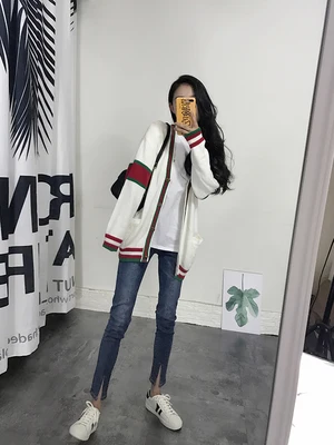 

A pair of slim jeans with high waist and front fork