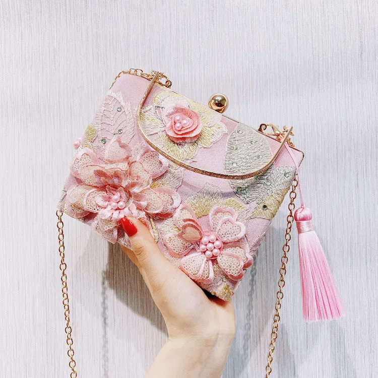 

New Style Retro Flower Dinner Embroidered Clutch Flower Square Sling Bag Shoulder Bag with Chain Women's Fashion