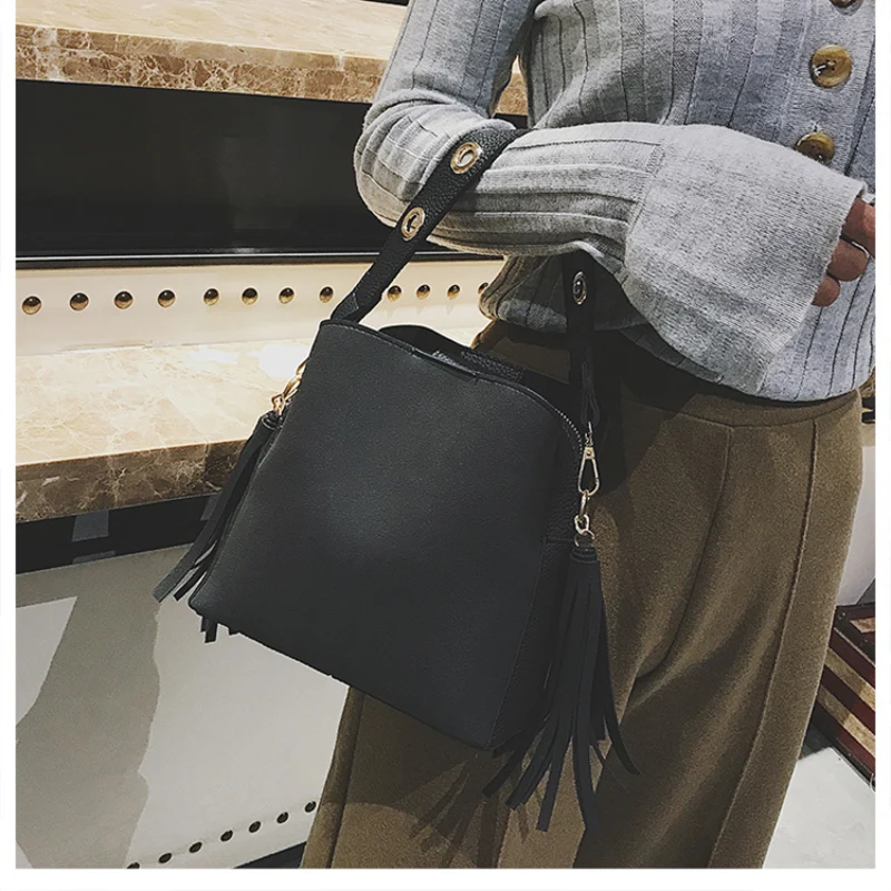 2019 New Fashion Scrub Women Bucket Bag Vintage Tassel Messenger Bag High Quality Retro Shoulder Bag Simple Crossbody Bag Tote 2019 New Fashion Scrub Women Bucket Bag Vintage Tassel Messenger Bag High Quality Retro Shoulder Bag Simple Crossbody Bag Tote