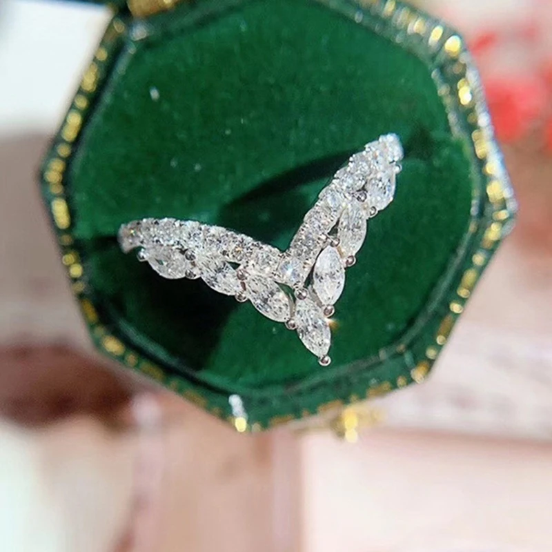 Huitan Fashion Design Women Finger-rings V Shaped Stylish Bridal Wedding Party Ring with Brilliant Crystal CZ New Trendy Jewelry