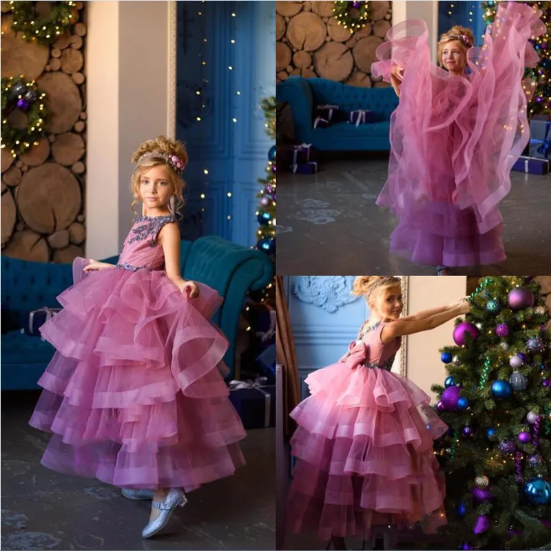 Gorgeous Tiered Tule Bloem Meisje Jurk met Kant Applicaties Voor Wedding Kerst School Event Custom Made Kids Pageant Avondjurken Gorgeous Tiered Tule Bloem Meisje Jurk met Kant Applicaties Voor Wedding Kerst School Event Custom Made Kids Pageant Avondjurken