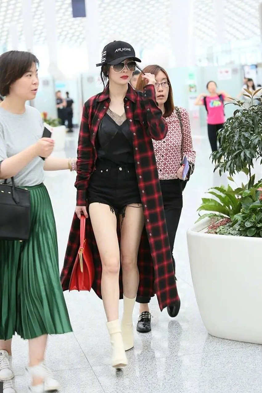 Осень стиль Yang Mi аэропорт Стиль Знаменитостей Явный тонкий длинный черный и красный сетки рубашка Универсальный плащ