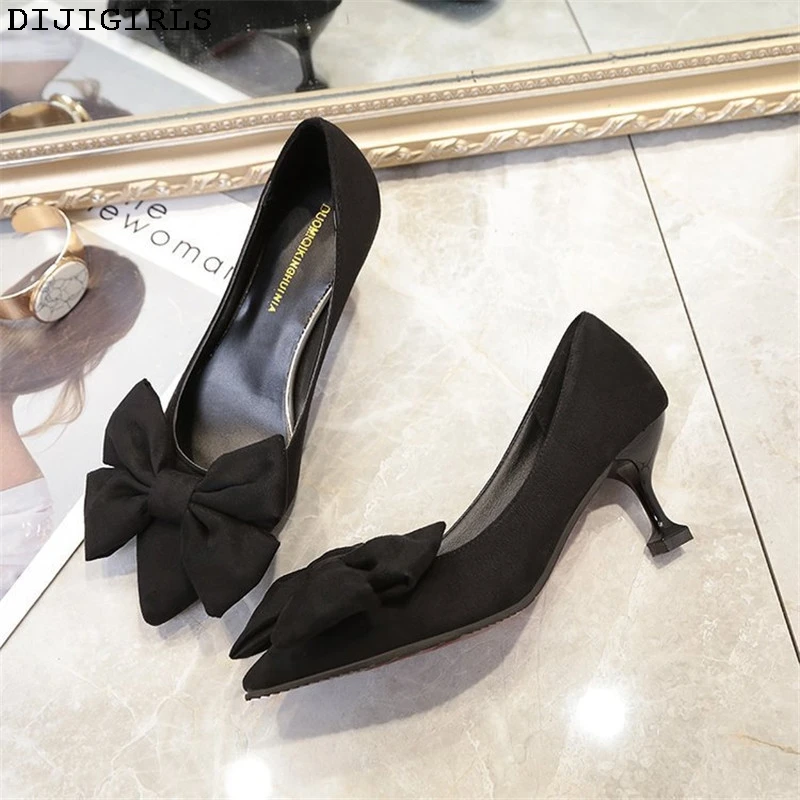 Женские замшевые туфли на тонком высоком каблуке с закрытым носком и бантом