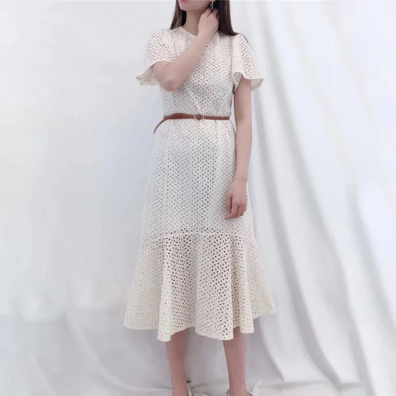 

[EWQ] Solid Color O-Neck Hollow hook flower Lantern Sleeve Trumpet dress 2019 autumn winter new loose long ladies dress QK3490