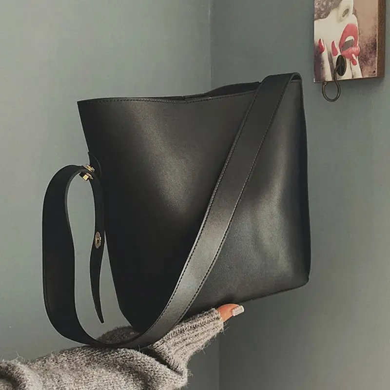 

The same bag large capacity simple wild super fire shoulder bag Korean wide shoulder strap atmospheric bucket bag