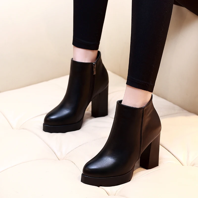 Женские ботильоны на платформе из мягкого спилка с круглым носком молнии