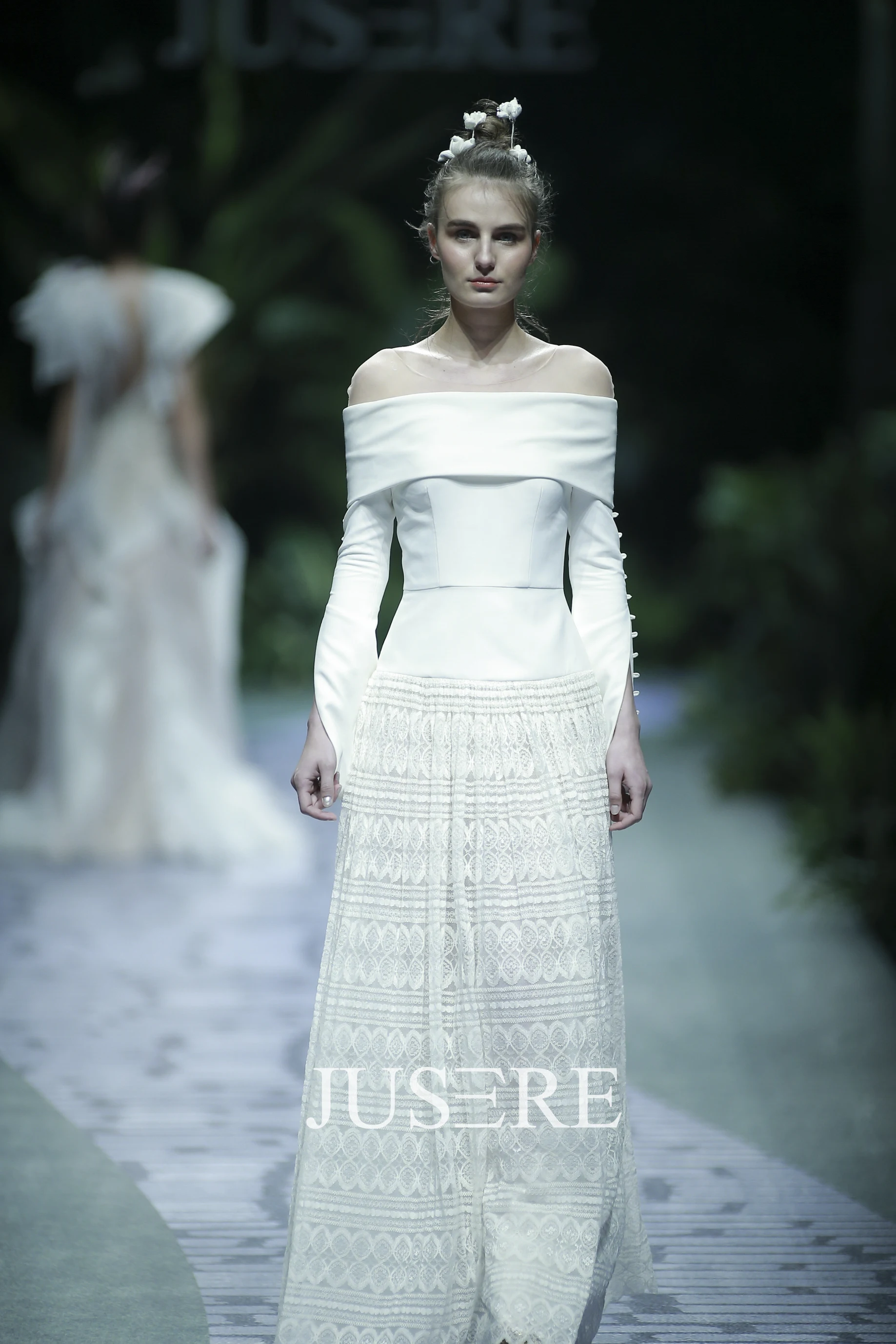 Modeshow bruidsjurk haute couture witte bruids jurk lange mouwen Modeshow bruidsjurk haute couture witte bruids jurk lange mouwen