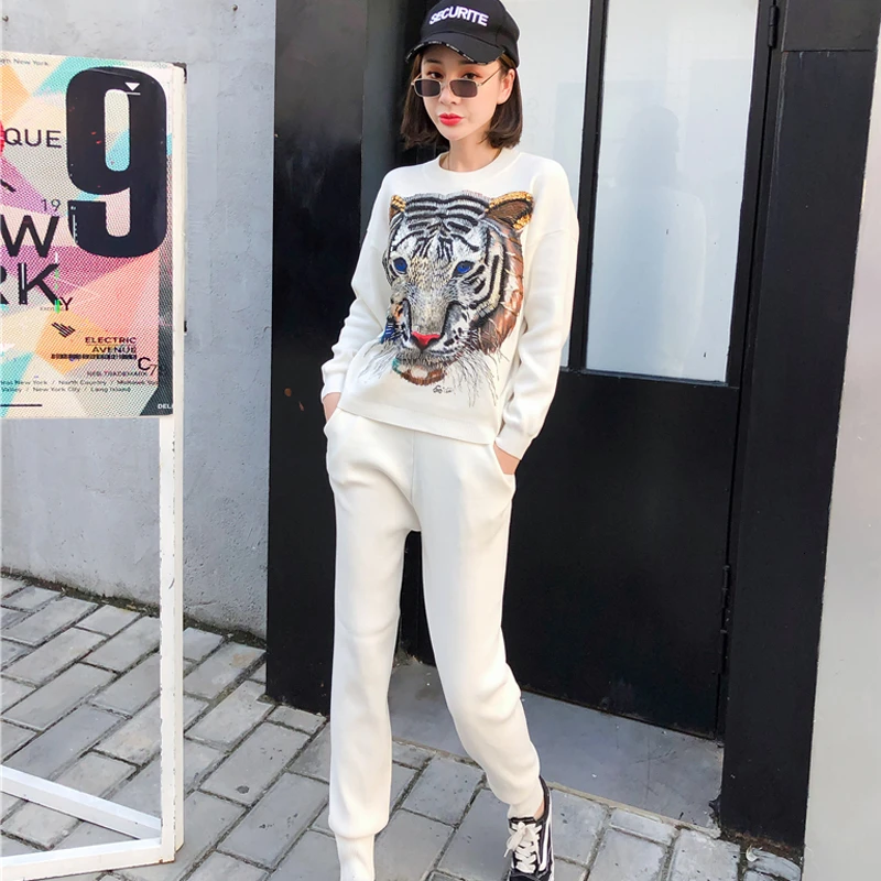 

Knitted 2 Two Piece Set Pant Suits Tracksuit For Women Outfits Beading Tiger Warm Sweater Loose Trousers Wihite Matching Clothes