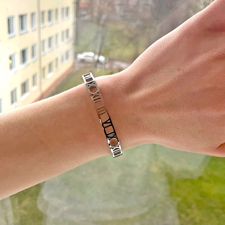 Hot Classic Design Hollow Roman Numeral Bracelets & Bangles Beautiful And Elegant Fine Jewelry For Women Stainless Steel Bangle 5