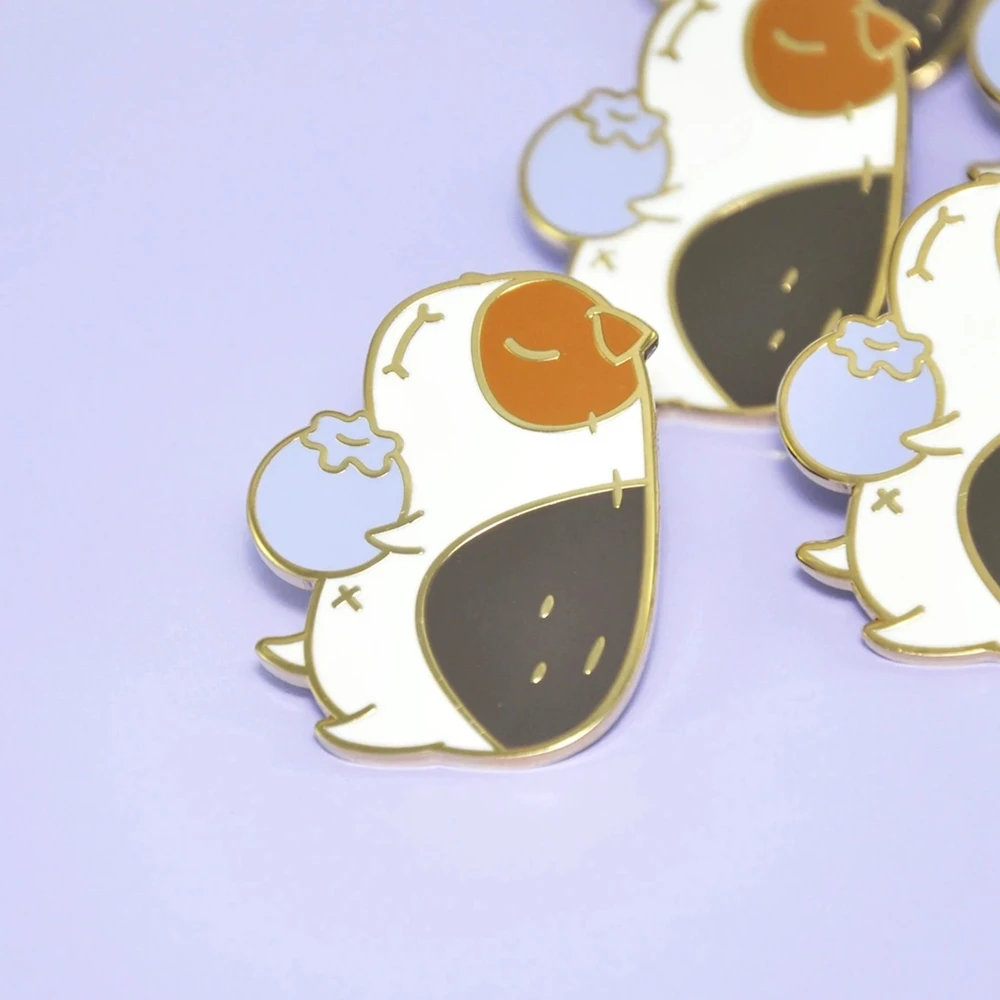

Cute Guinea Pig Holding Blueberries Hard Enamel Pin Fresh Delicious Fruits Blueberry Brooch Fashion Cartoons Animal Pins Jewelry