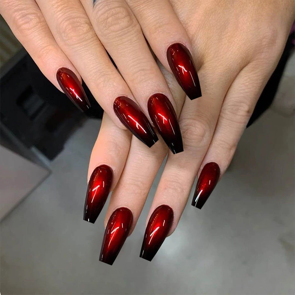 Nối tiếp trào lưu gradient nails đang hot, mẫu son móng tay đỏ với hiệu ứng chuyển màu cực kỳ ấn tượng và thu hút đã được ra mắt. Không chỉ thể hiện phong cách thời trang đầy cá tính mà còn tôn lên sắc đỏ quyến rũ của phái đẹp.