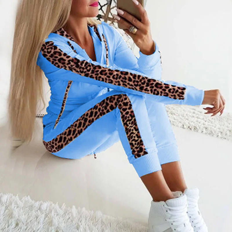 Conjunto abrigo feminino com estampa de oncinha,
