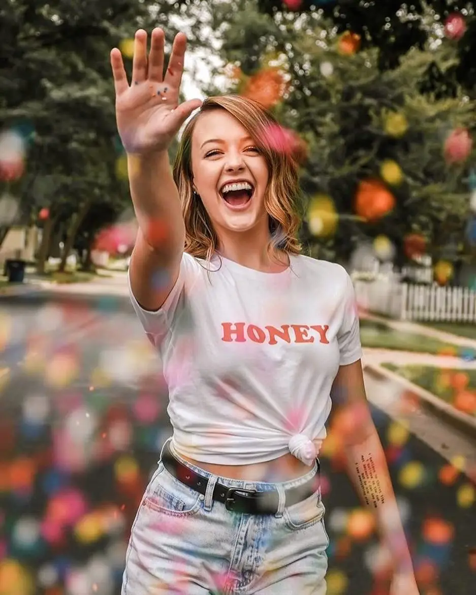 Женская летняя футболка с надписью Honey желтая коротким рукавом и круглым вырезом