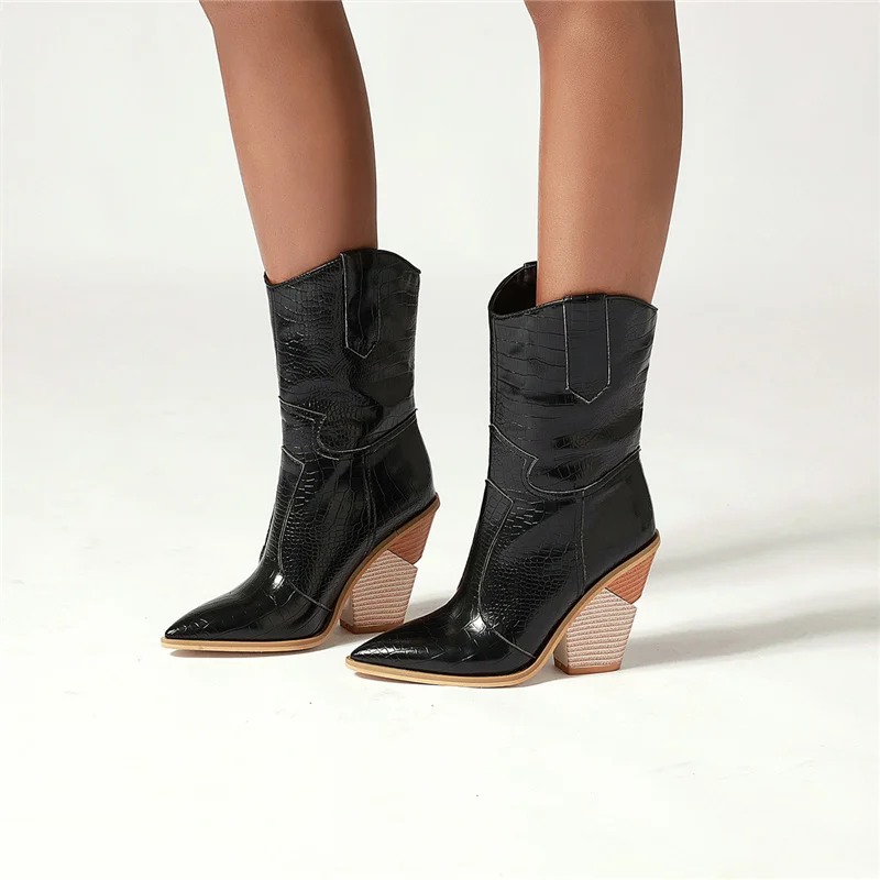 Модные ботинки до середины икры со змеиным принтом; женские ковбойские ботинки с острым носком фирменного дизайна; зимняя обувь на танкетке; женская обувь; Цвет черный, белый; большие размеры 45, 46