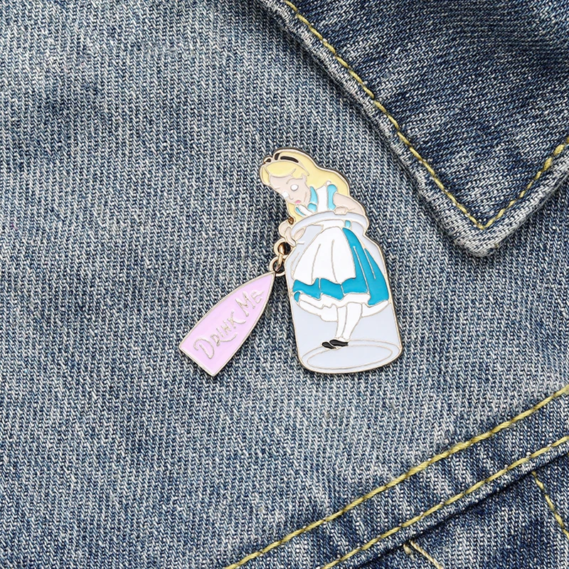 Mini-Alice-in-la-bottiglia-Dello-Smalto-Risvolto-Spilli-Drink-Me-fiaba-Spille-Distintivi-E-Simboli (2)