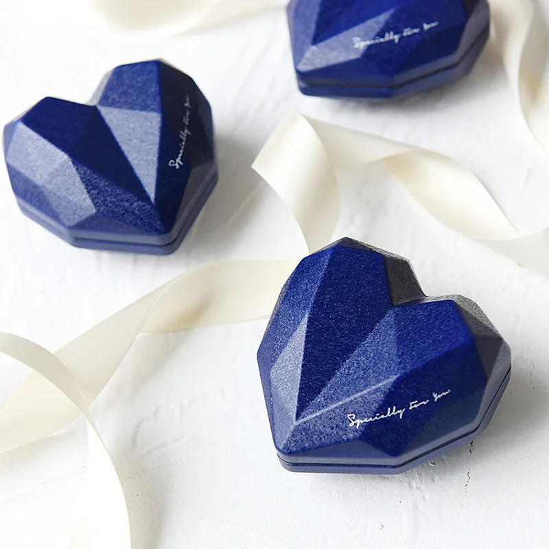 

Creative Love Heart Pattern Wedding Candy Boxes With Strings Metal Storage Cases Candy/Chocolate Box Container Party Favors Gift