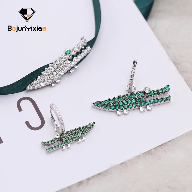 

Creative personalized Earrings Elegant and fashionable Zircon Earrings Asymmetric green alligator earnails ladies earrings