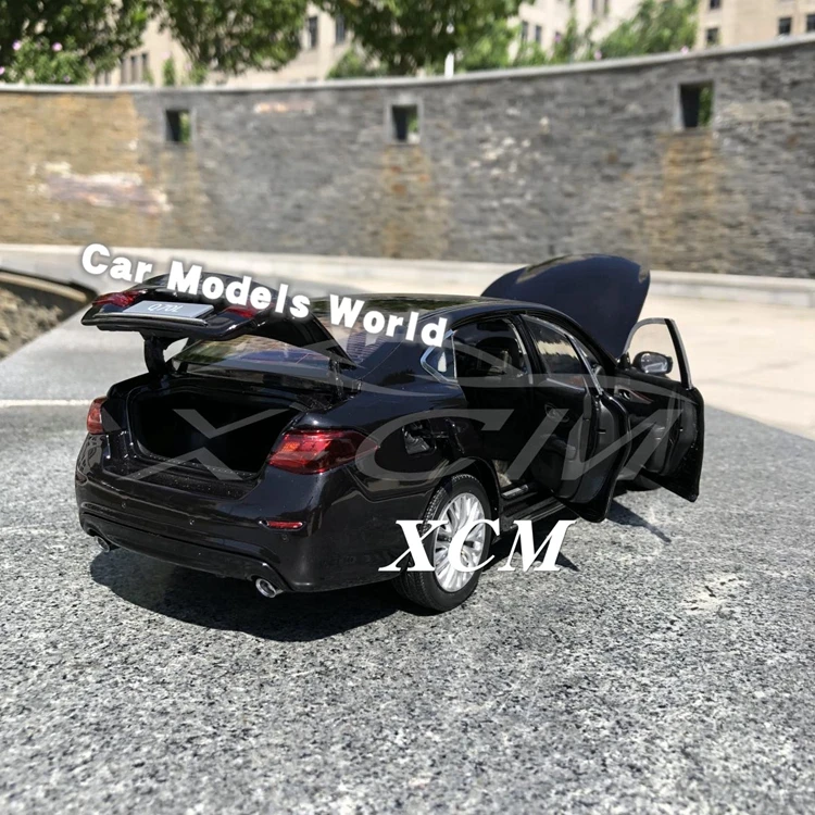 Литая под давлением модель автомобиля для Q70L 1:18+ маленький подарок