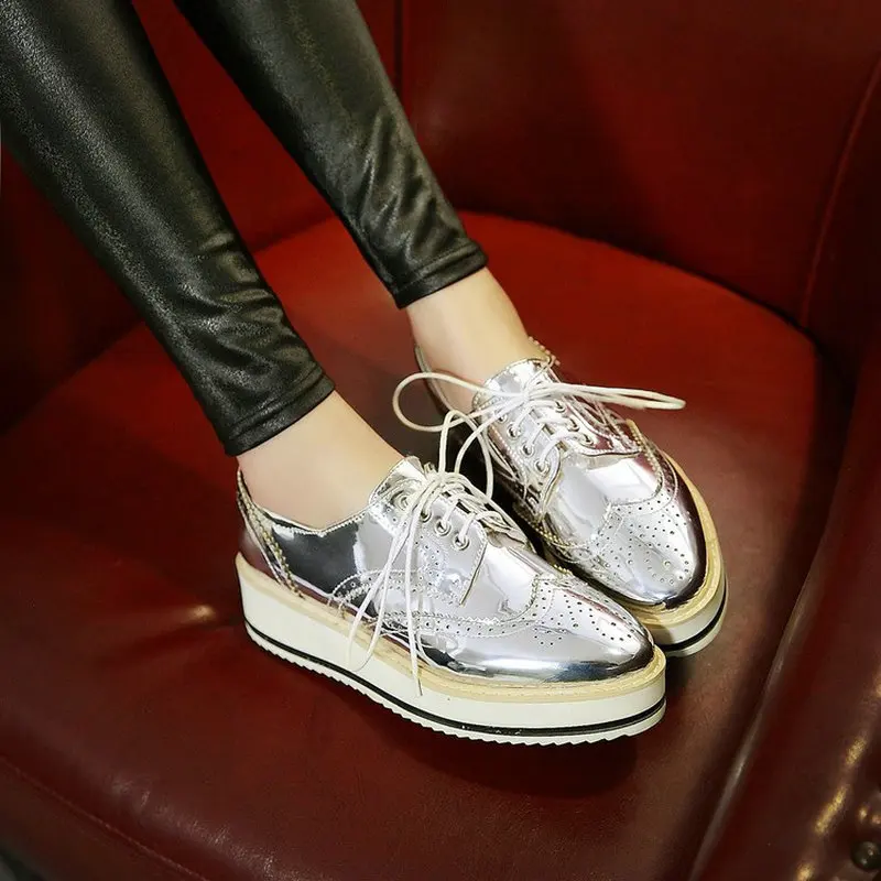 Женская обувь на плоской подошве сезон осень повседневная обувь с перфорацией типа «броги» на шнуровке обувь на платформе цвета металлик золотистого серебряного и черного цветов женские туфли на шнуровке из воловьей кожи размеры 34–39