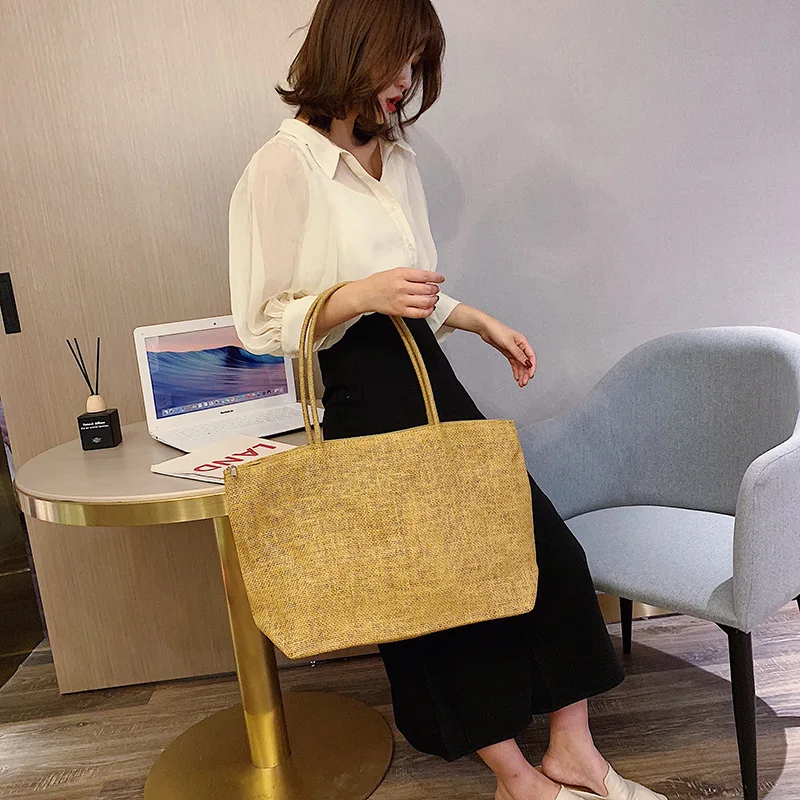 

2019 the new flax color bag is European and American style and the air single shoulder slanted the women's bag.
