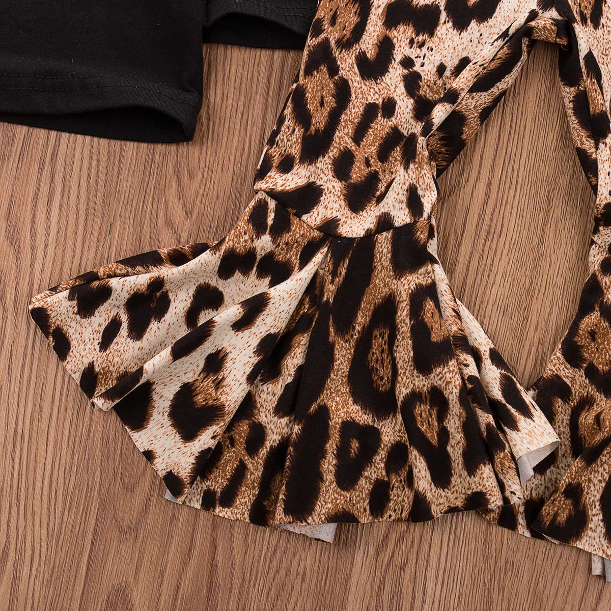 Модная одежда с леопардовым принтом для девочек, 3 предмета Осенняя футболка с длинными рукавами для малышей штаны-клеш комплект детской одежды для малышей