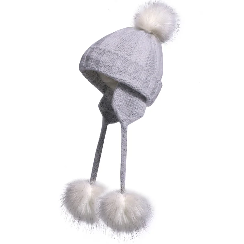 Зимние теплые шапки с помпоном меховые ухогрейки для женщин Шапки меховая женская шапка Выходная шляпа с тремя шарики для волос помпон Милая шапочка - Цвет: B