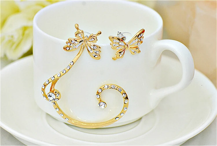 Lovely Crystal Butterfly Ear Cuff Earrings For Women Trendy Gold Ear Stud Fashion Rhinestone Clip On Earring Party Jewelry 1pcs