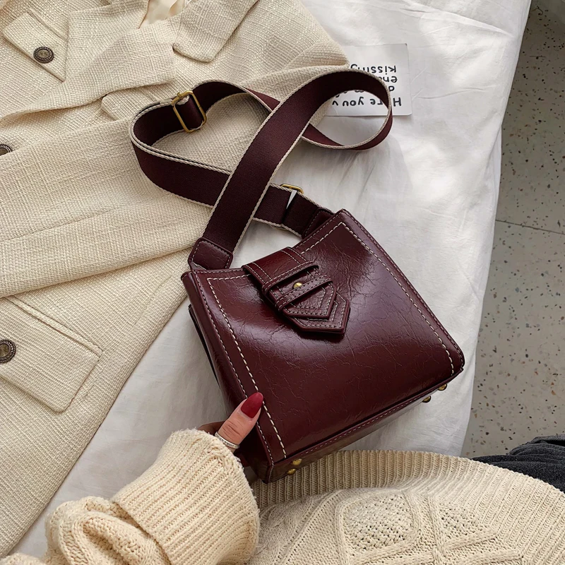 

Solid color leather shoulder bag 2019 winter new embossed female bag lady mobile phone bag wallet fashion shopping bag