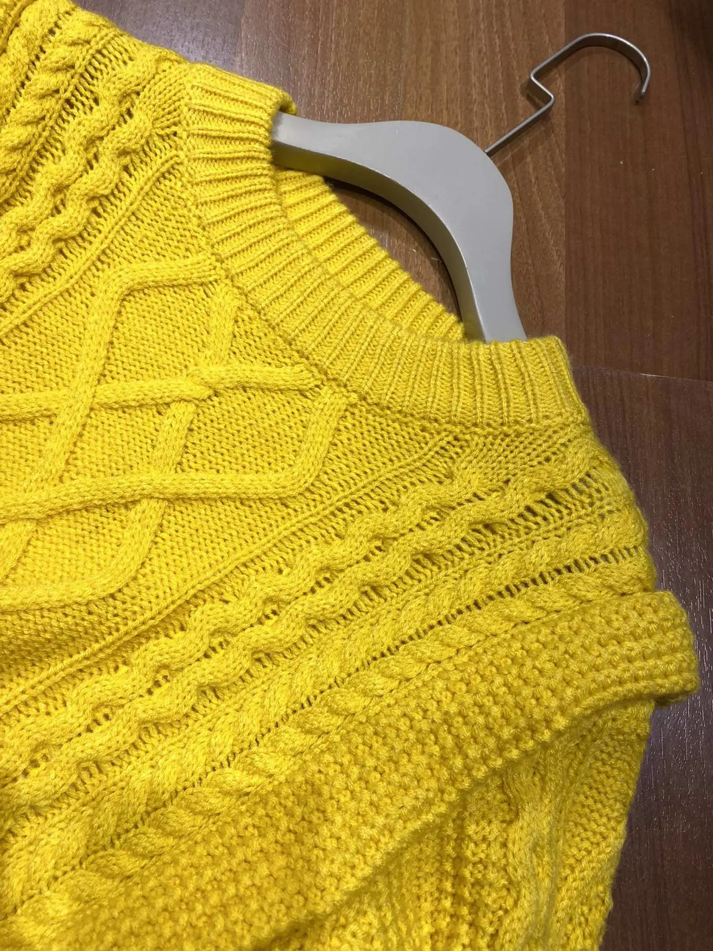 new ladies fashion long-sleeved sexy casual solid color twist sweater 1014