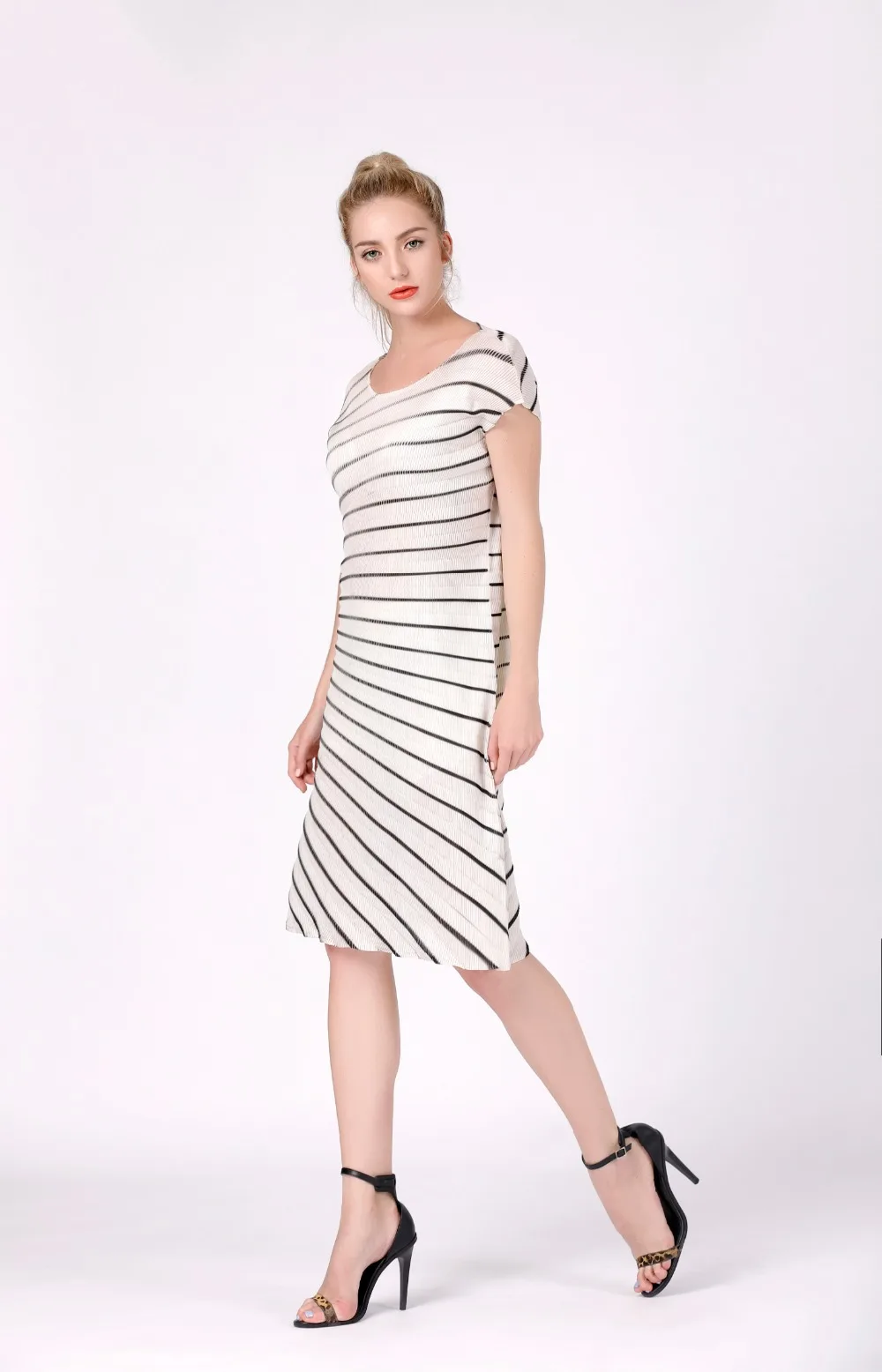 Горячая Распродажа Miyake модное платье без рукавов с круглым вырезом и складками платье в полоску