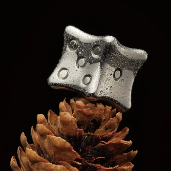 

2pcs Ultralight Titanium Dice Entertainment Game Accessories metal dice set