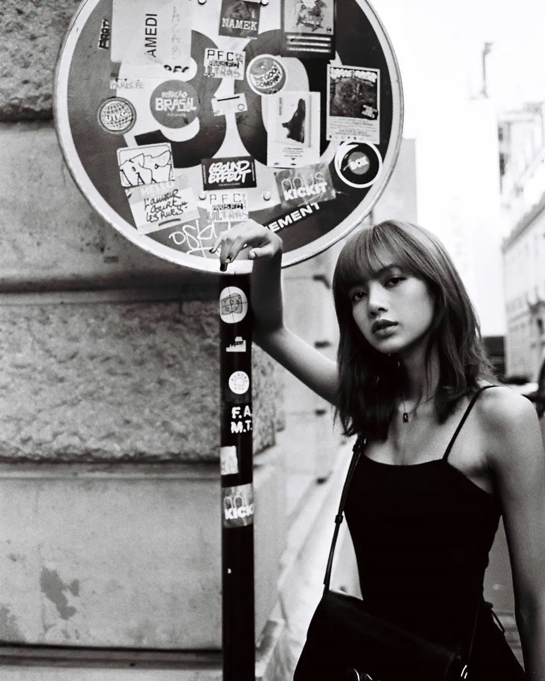 Kpop Blackpink Lisa same Лето Черный Слинг обрезанный Женский Топ короткий тонкий с открытыми плечами обрезанный Топ женский корейский Уличная Сексуальная Топы