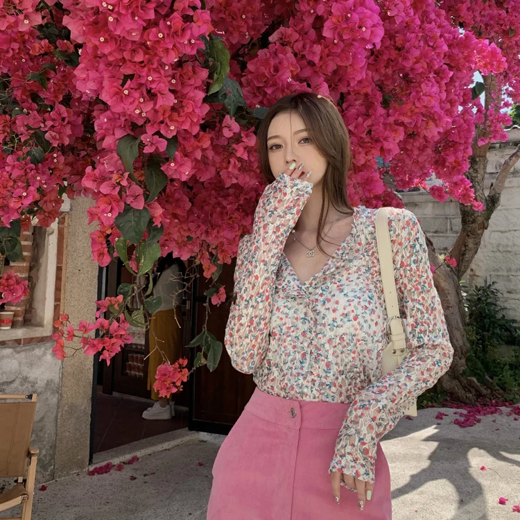 

Женская тонкая рубашка с длинным рукавом и V-образным вырезом