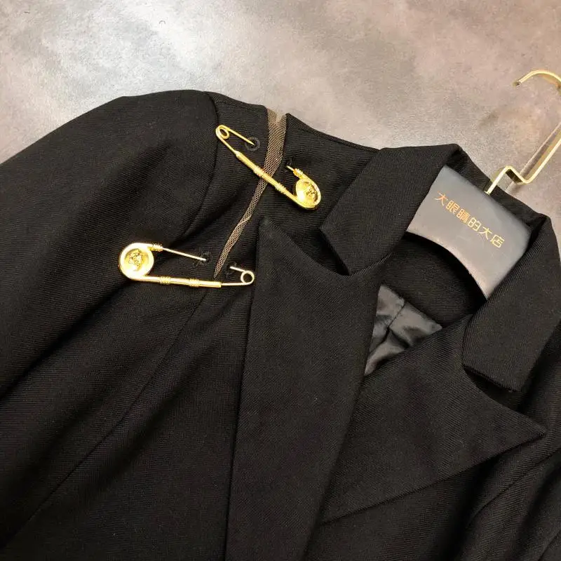 Новинка года; сезон осень; большие золотые булавки; длинные двубортные пиджаки