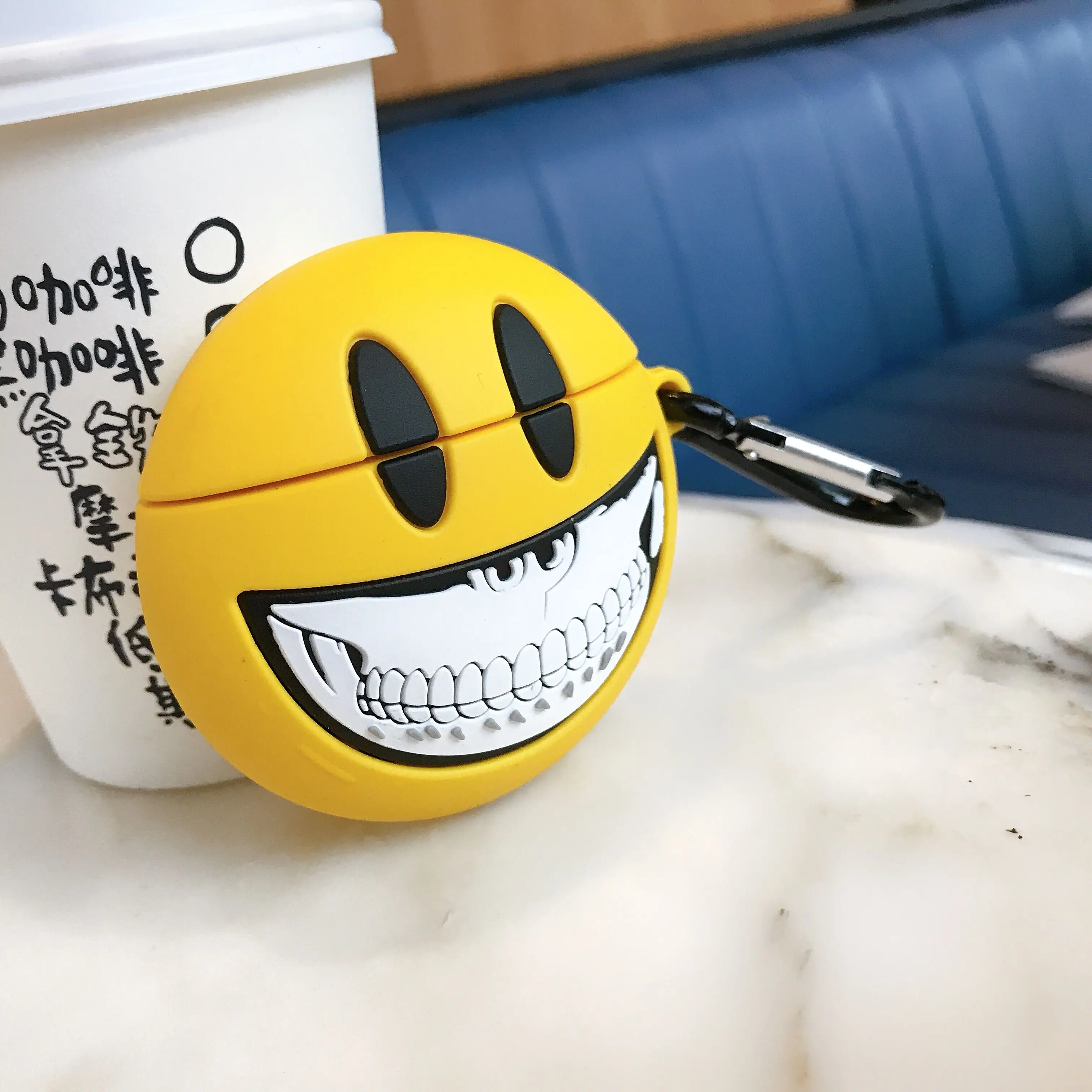 

Cute smile-face skull-shaped Case for AirPods Silicone Bluetooth Earphone Case for Airpods 2 Protective Cover with Ring hook