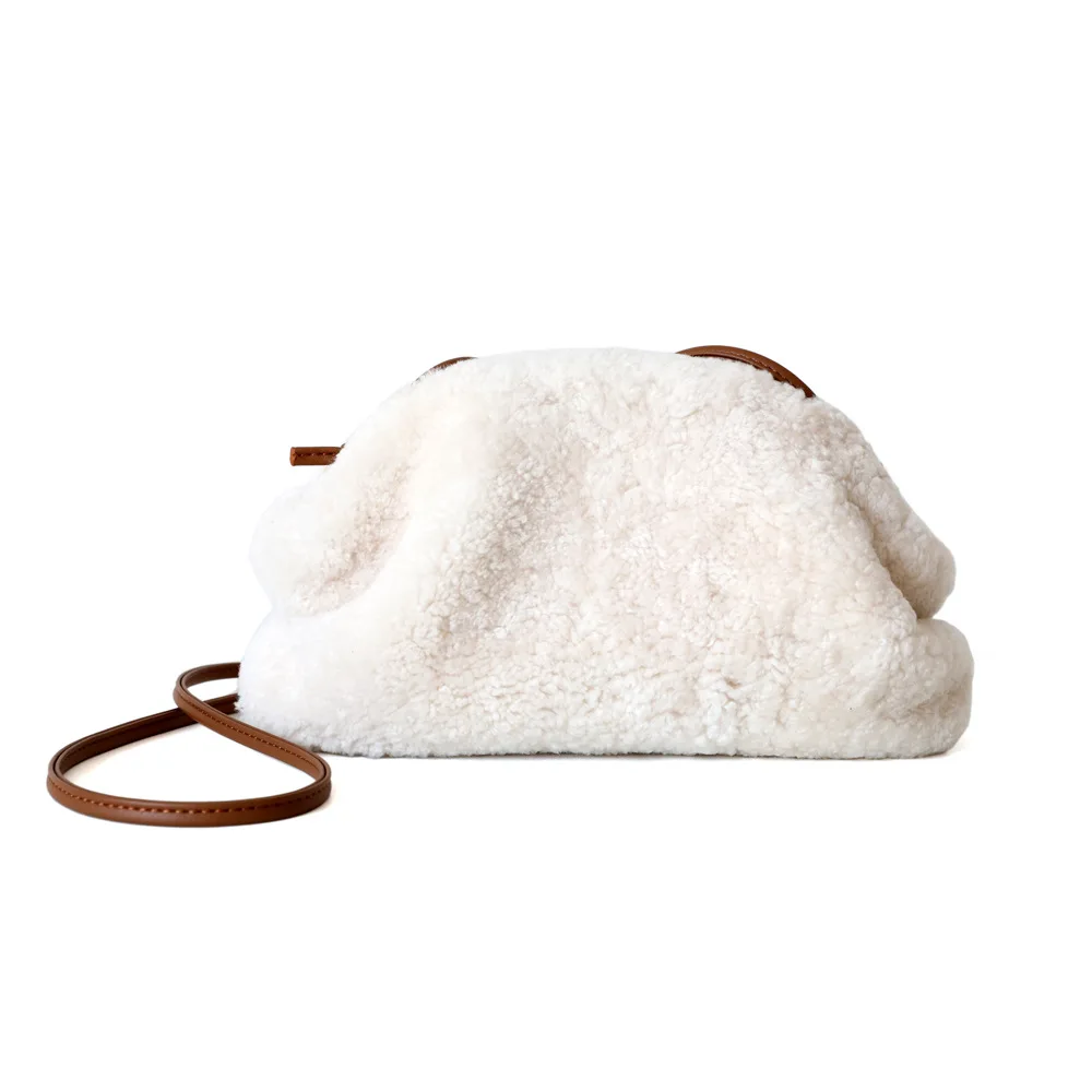 

The Winter of 2019,new Style of The New-style Fur-cloud Bag Is Covered with An Inclined-and-white-wool-wool-covered Woman.