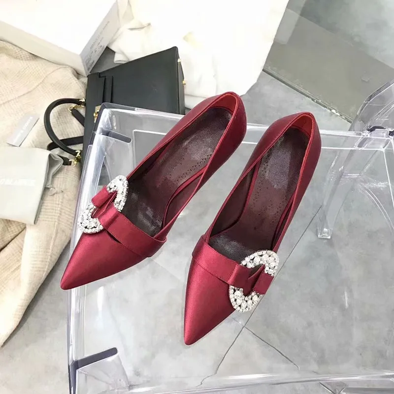Женские туфли-лодочки; scarpe donna; женские туфли с острым носком на высоком каблуке; сезон осень; zapatos mujer; обувь с украшением в виде кристаллов; женские шелковые свадебные туфли с пряжкой