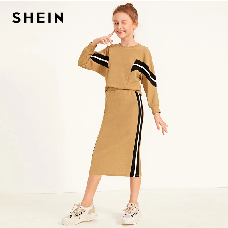 

SHEIN Kiddie Khaki Contrast Striped Tape Top And Split Back Skirt Girls Set Kids 2020 Spring Long Sleeve Active Wear Suit Sets