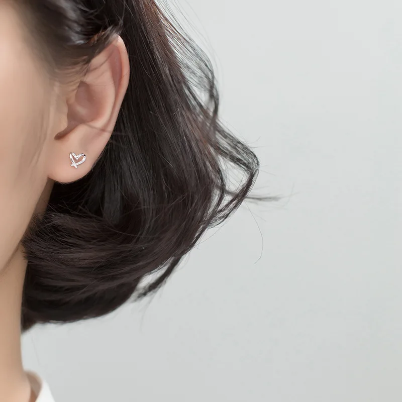 【HYERES LOR】24SS★ H-Subuni Silver C Finger Heart Earrings HYERES LOR】24SS☆ H-Subuni Silver C Finger Heart Earrings