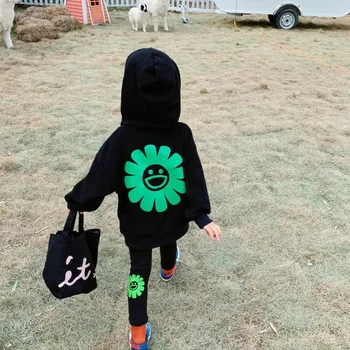 

Girls cute sweet flowers printed sweater black long-sleeved autumn and winter models hooded sweater girls clothes