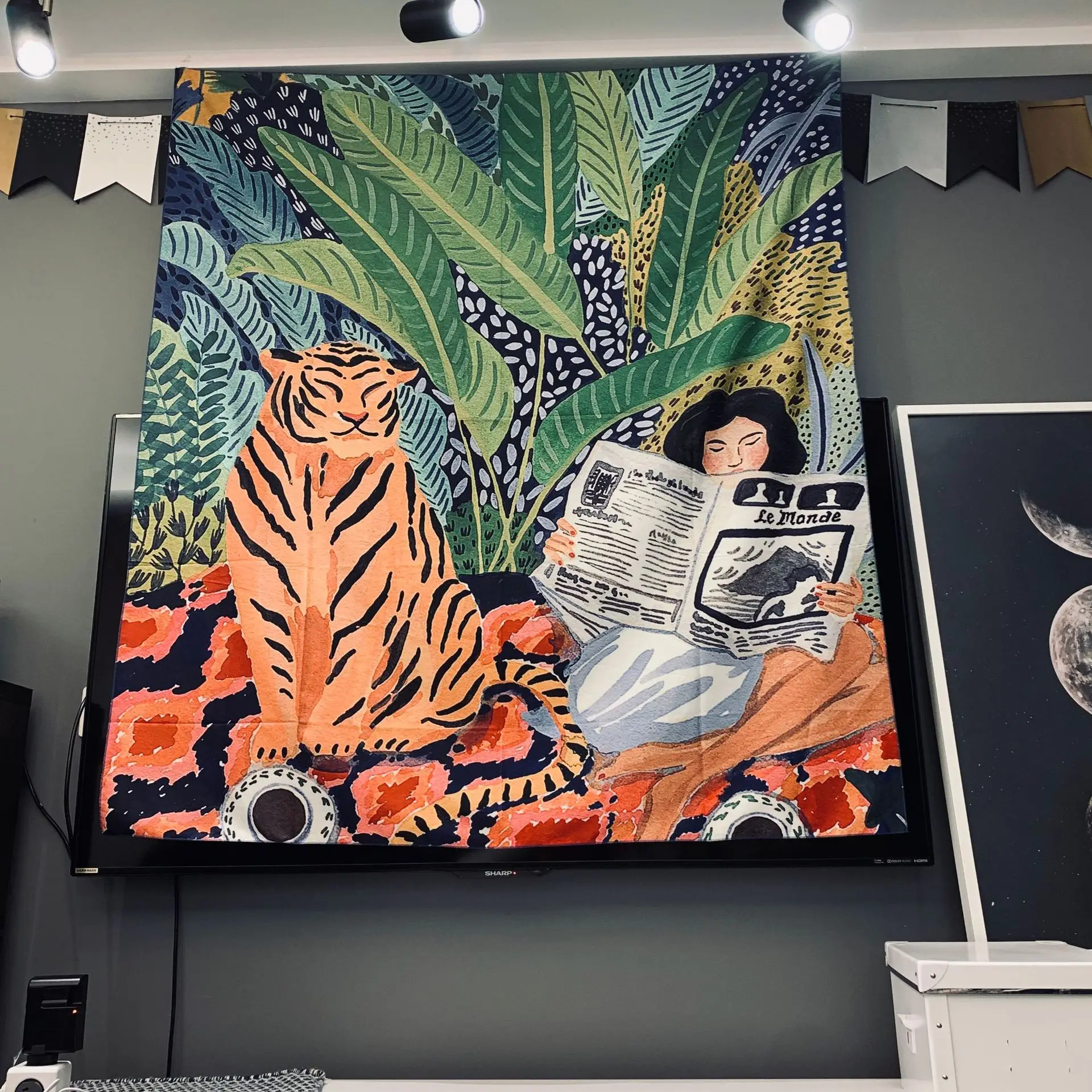

Europe Style Wall Hanging Tapestry Individuality Design Boskage Tiger Girl Background Covering Cloth Tablecloth