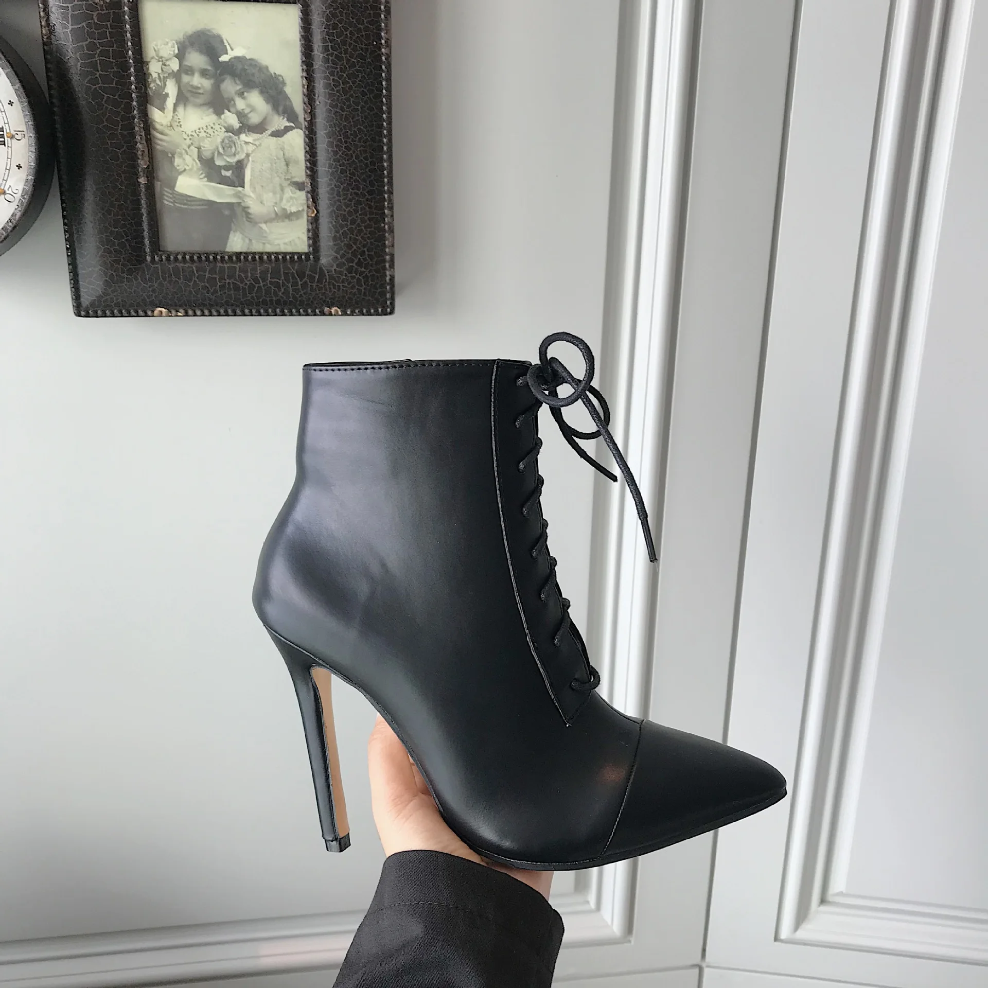 Ботинки «Челси» на шнуровке с острым носком; Черные ботильоны на тонком ...