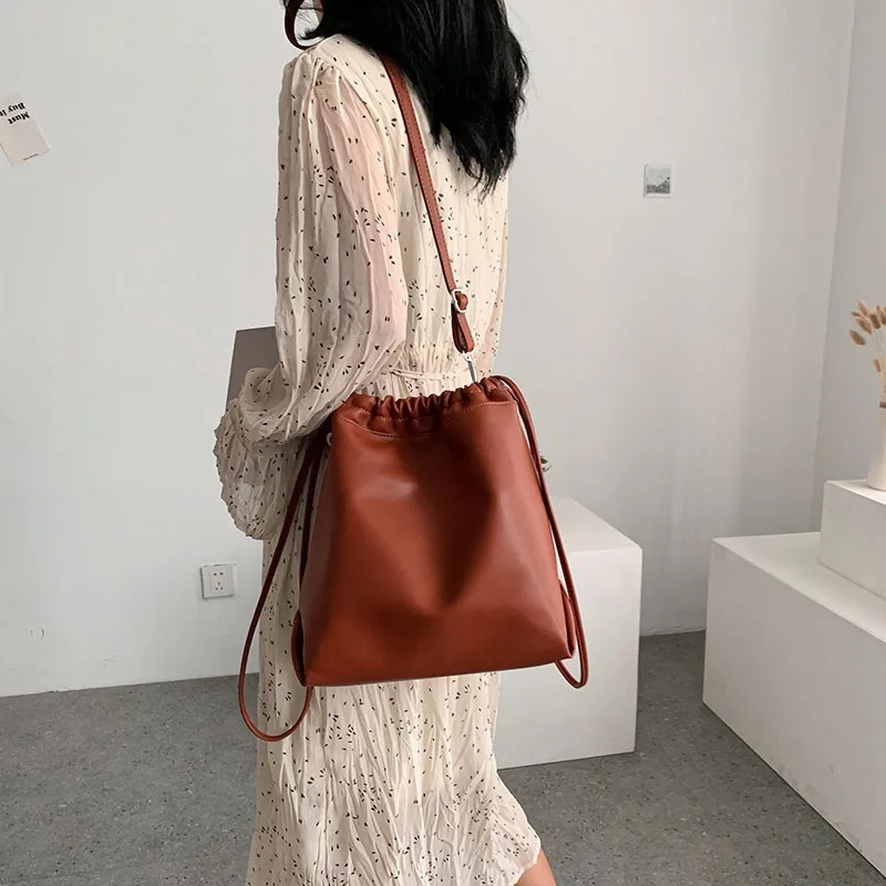 

2019 new early autumn PU large capacity bucket bag with safety shoulder slung women's bag