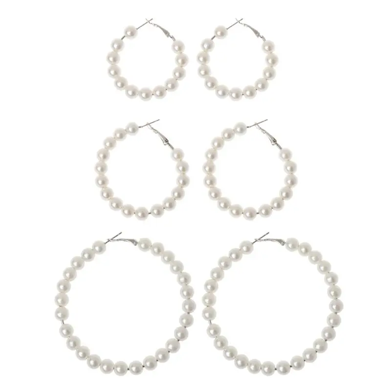 Сережки кольца белые. Круглые жемчужные серьги. Серьги кольца с жемчугом по кругу. Серьги с круглой жемчужиной. Серьги кольца с жемчужинами