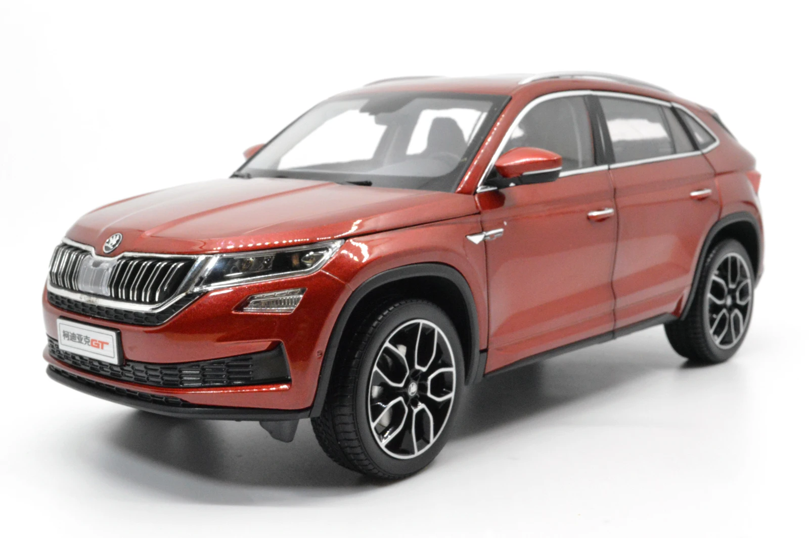 Модель Paudi 1/18 1:18 Масштаб Skoda Kodiaq GT SUV красный литой модельный автомобиль игрушка двери автомобиля открыть
