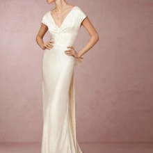 Атласное свадебное платье с v-образным вырезом и открытой спиной и бантом