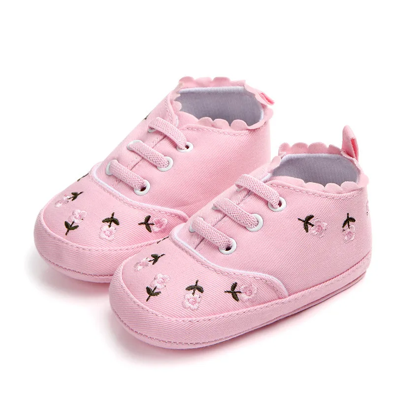 Новые джинсовые штаны для девочек детские, с мягкой подошвой Обувь милые вышитые кружева детская обувь детские Нескользящие носки, которые делают первые шаги; обувь