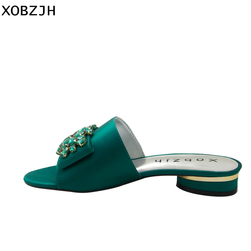 Итальянские фирменные дизайнерские сандалии на плоской подошве; женская обувь; коллекция года; роскошные летние шелковые зеленые вечерние туфли с открытым носком; женская обувь со стразами; шлепанцы