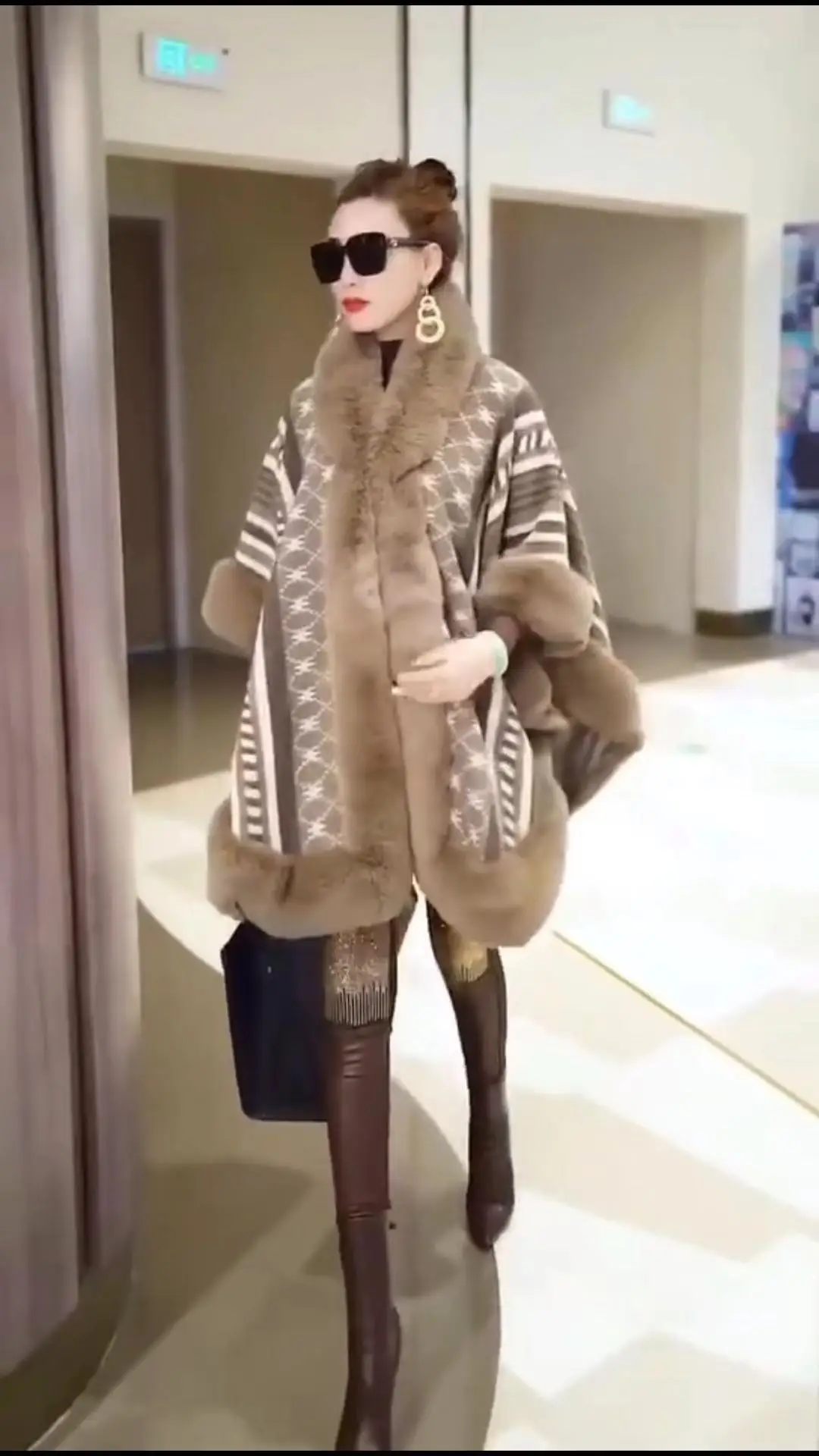 Winter Warm Big Pendulum Capes Fashion Stars Printed Poncho Women Out Streetwear Faux Rabbit Fur Collar Batwing Sleeves Overcoat